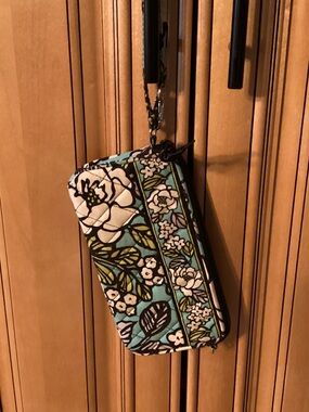 Vera Bradley-Floral Quilted Wristlet Wallet - Aqua/White